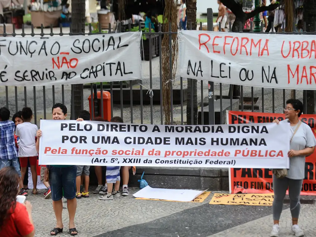 Diversos movimentos populares que lutam pela reforma urbana promovem uma manifestação pela função social da propriedade e da cidade, em defesa do direito à moradia e contra o ajuste fiscal (Tânia Rêgo/Agência Brasil)